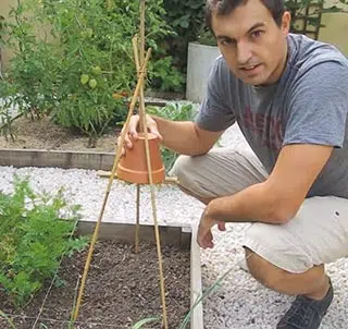 Mon abri à insecte installé sur un tipi