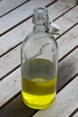 Bouteille de sirop de menthe Le sirop en bouteille
