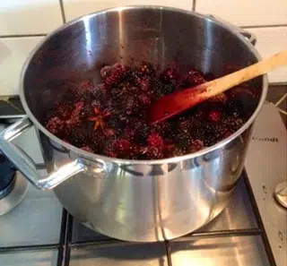 La cuisson de la confiture de mûres