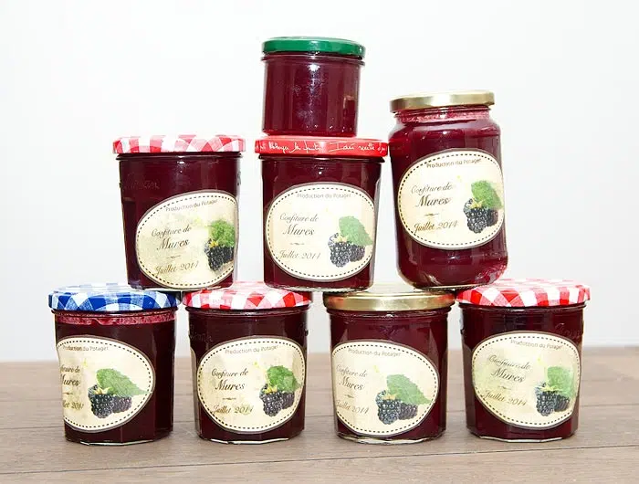 Confiture de mûre mise en pots et étiquetée