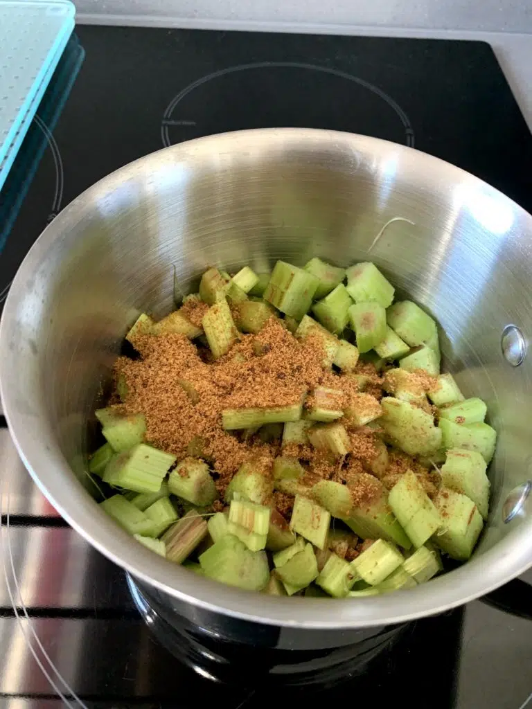 Un peu de sucre dans la compote de rhubarbe