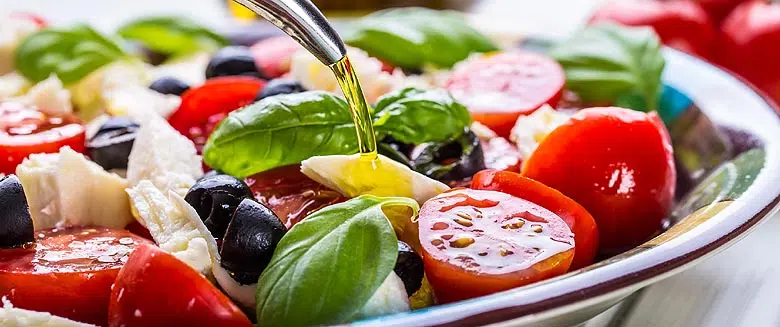 Salade de légumes du potager, huile d'olive, basilic et fromage frais.