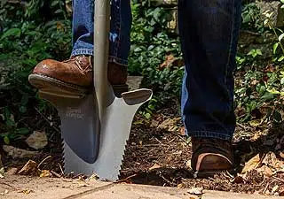 utilisation d'une bêche au potager