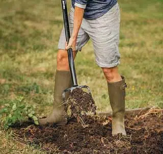 utilisation de la fourche-bêche