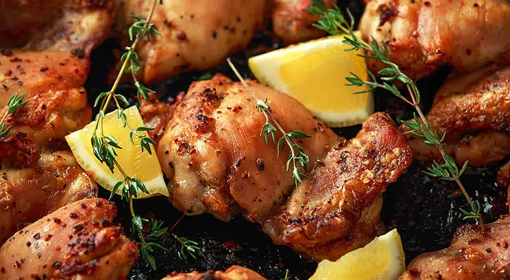 Cuisses de poulet rôties désossées dans une marinade au citron et au thym.