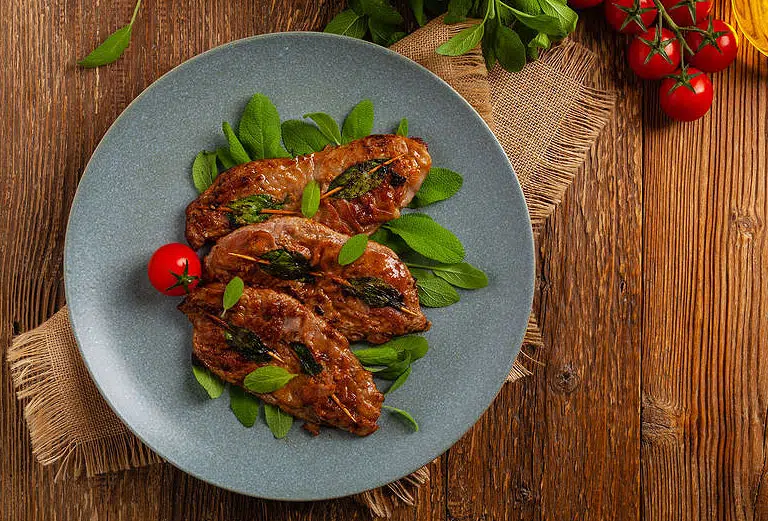 Saltimbocca, spécialité italienne. Escalope de veau à la sauge et jambon de Parme.