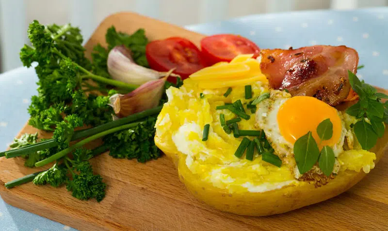 Pomme de terre, oeuf et herbes fraîches.