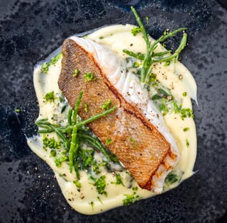 Filet de cabillaud avec purée de pommes de terre et salicorne.