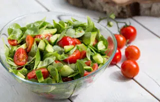 Pourpier en salade avec tomates et concombres