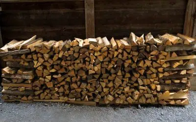 Stock de bois de chauffage rangé à l'extérieur de la maison