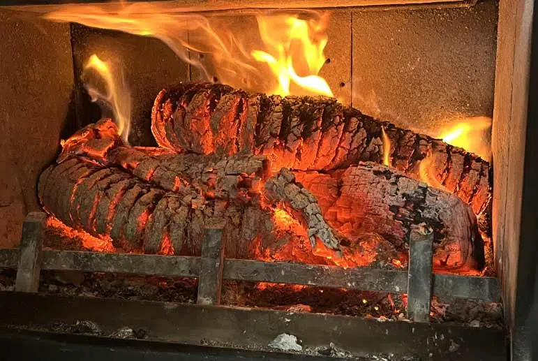 Braise de bûches densifiées dans un poêle à bois. 