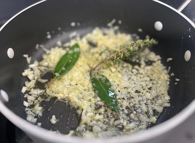 Faire blondir l'oignon - Recette cannelloni