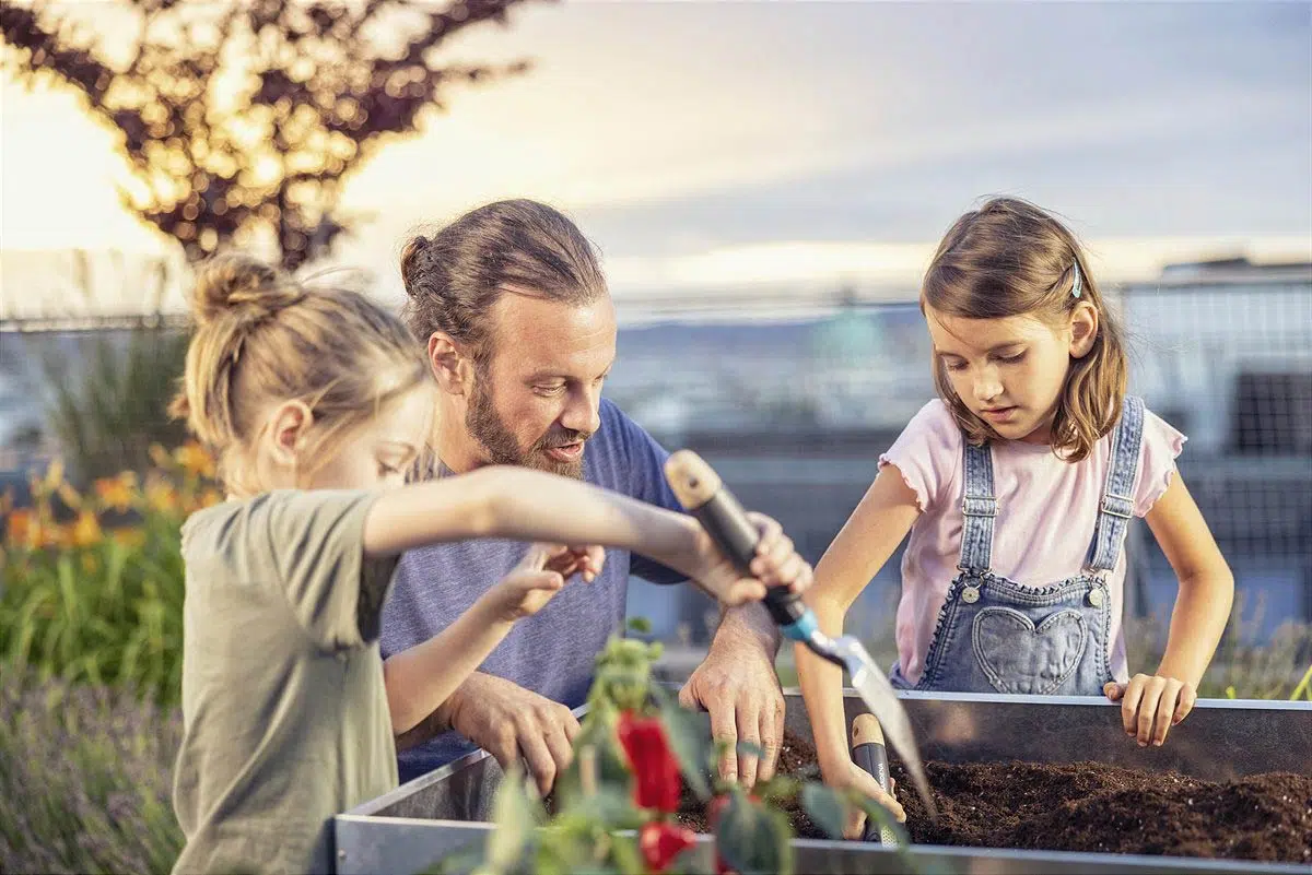 Famille jardine avec des produits Gardena