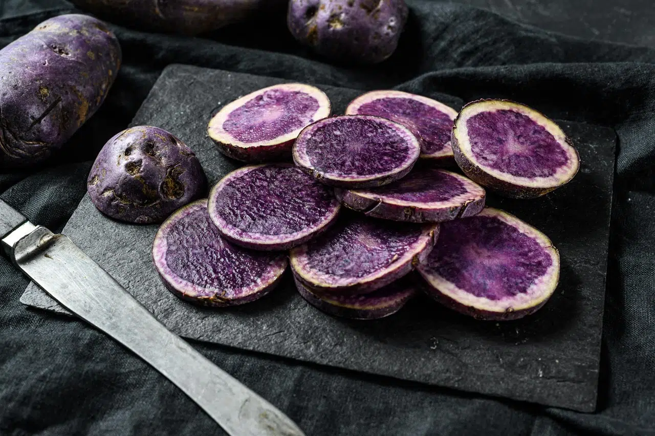 Pomme de terre violette coupée en tranche.