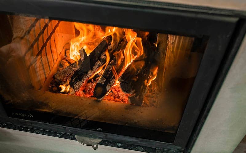 N'oubliez pas : un ramonage annuel prévient les risques d'incendie et assure une combustion saine.