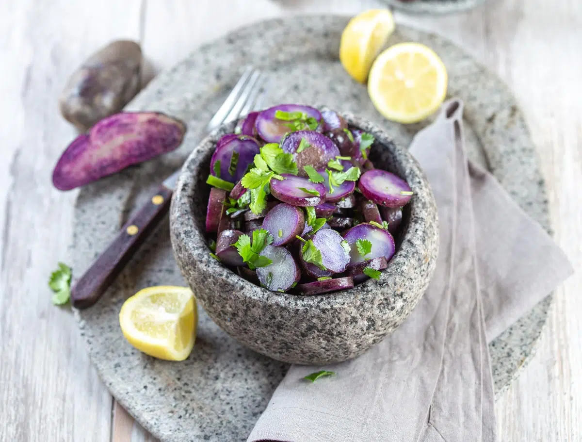 Recette de cuisine chilienne. Salade de pommes de terre violette au citron et à la coriandre.