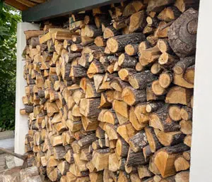 bois stocké à l’abri des intempéries