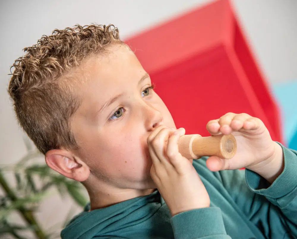 Enfant joue de l'appeau