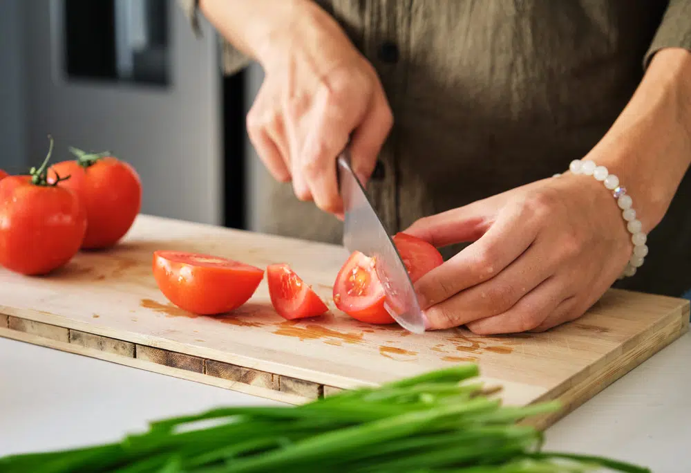 Préparation des tomates en cuisine.