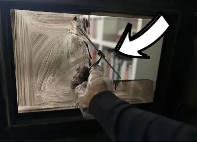 La seule technique efficace pour nettoyer la vitre de son poêle