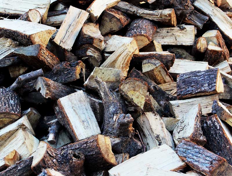 Un bois fraîchement coupé peut demander entre 12 à 24 mois de séchage.