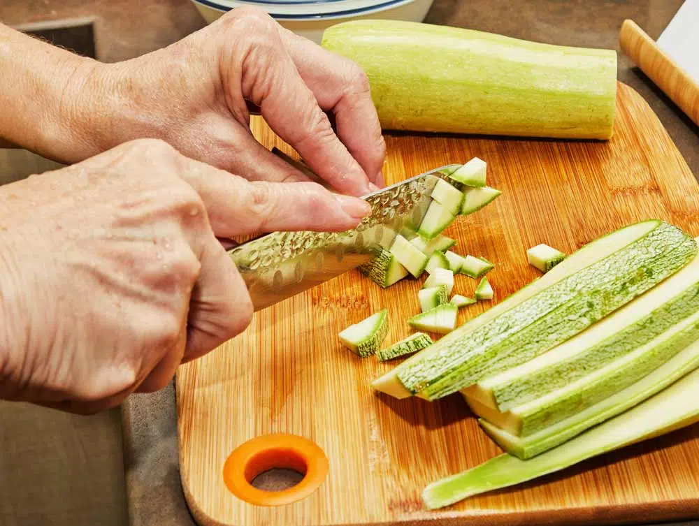 épluchage des courgettes