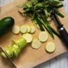 éplucher les courgettes