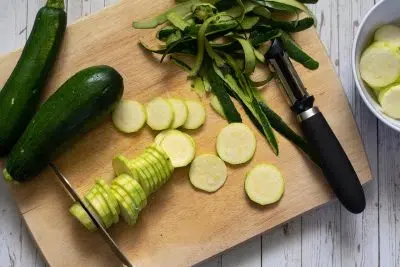 éplucher les courgettes