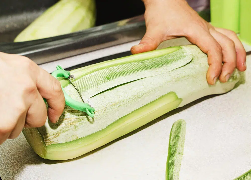 éplucher la courgette