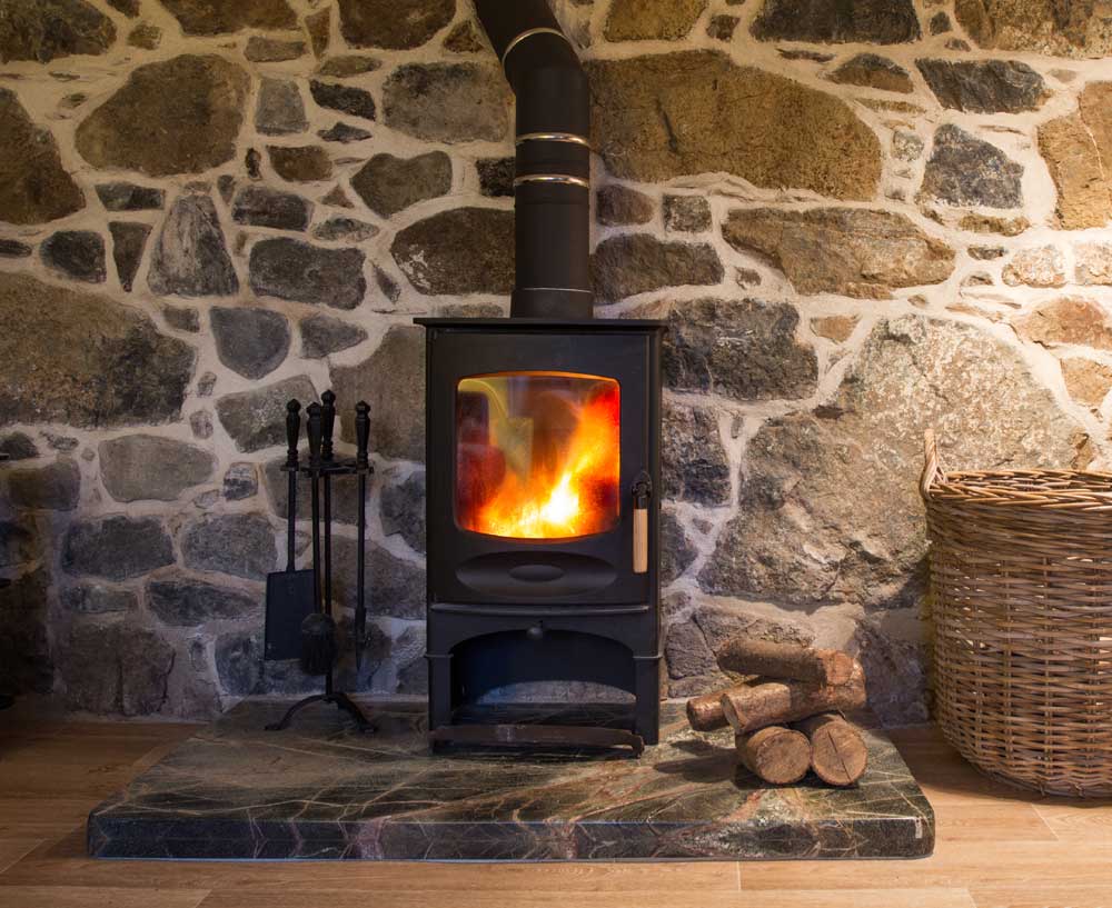 Poêles à bois en fonte en fonctionnement.