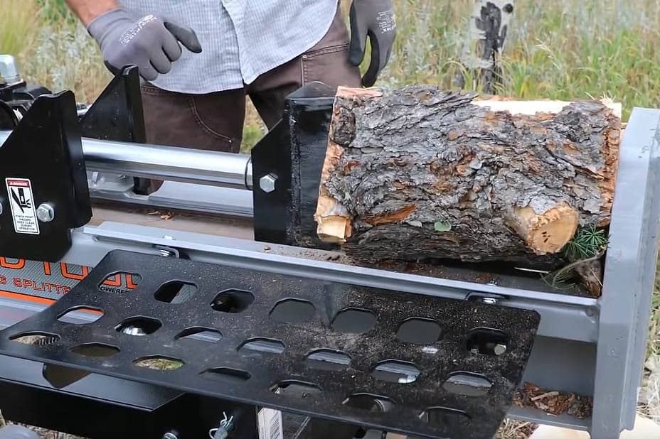 Le fendeur de bûches permet de préparer le bois sans effort.