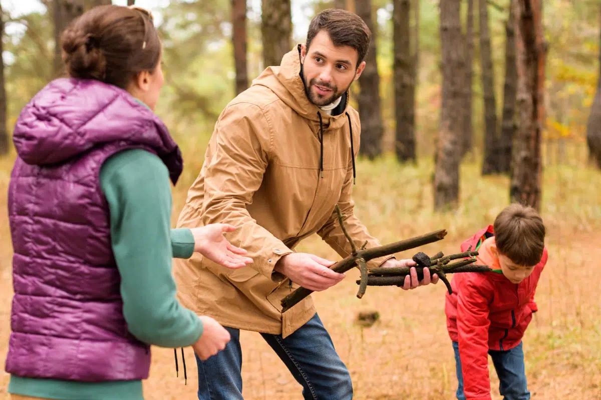 Famille ramasse du bois mort en forêt