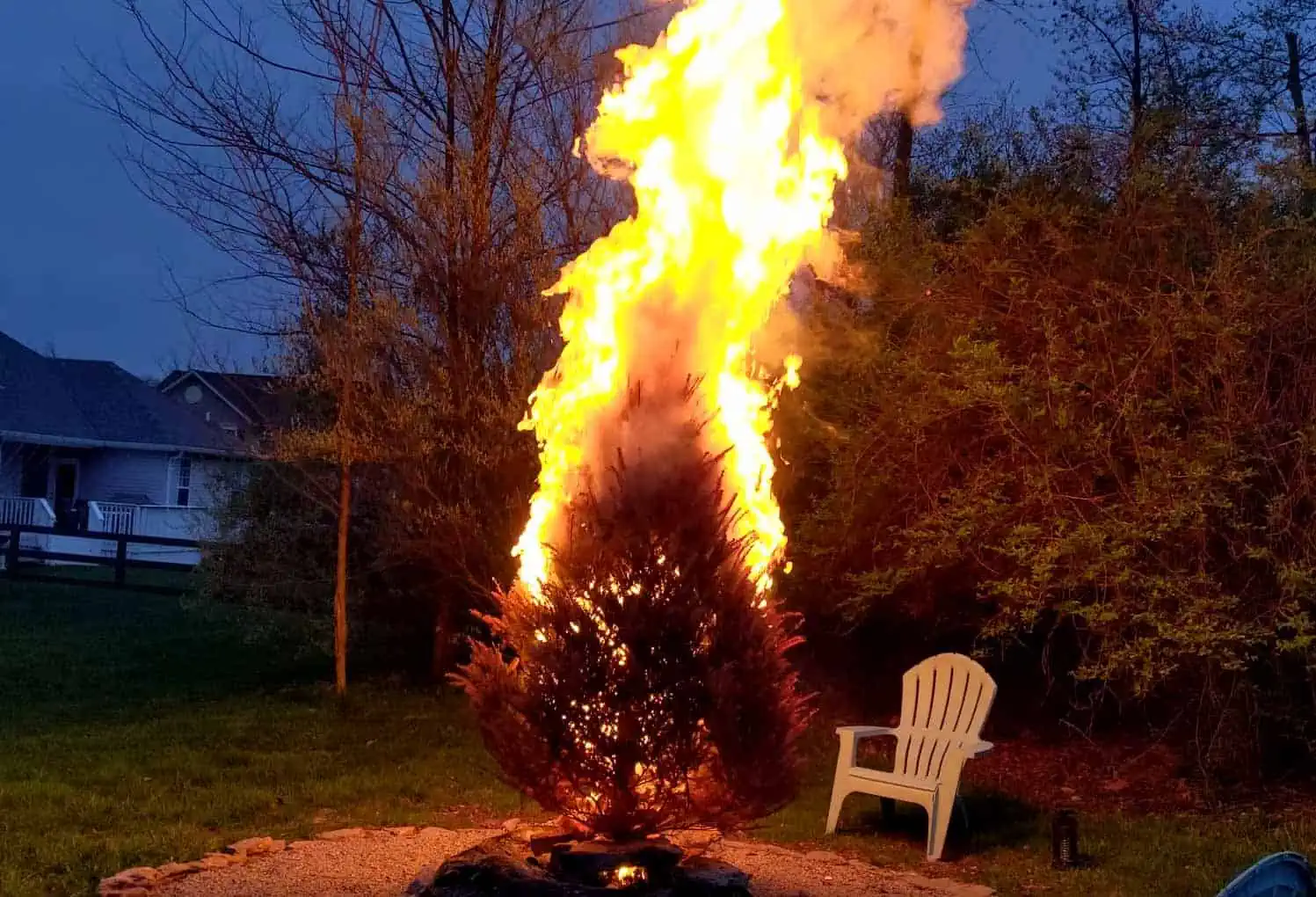 Le sapin sec est extrêmement inflammable 