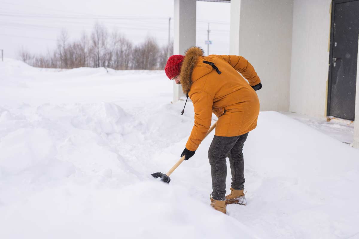 Il faut bien planifier pour déneiger vos toits en hiver et être prudents –  Vingt55