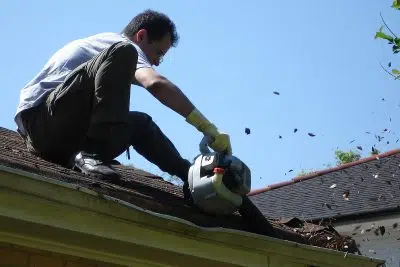 protéger efficacement les gouttières de l'accumulation de feuilles