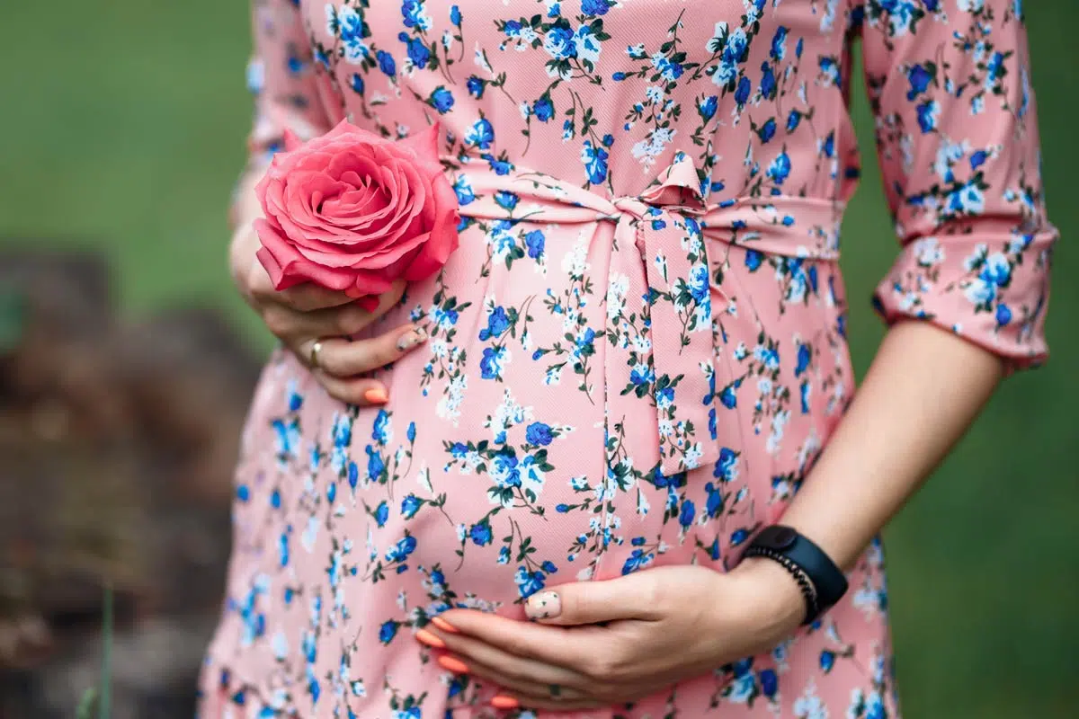 Femme enceinte avec une rose.