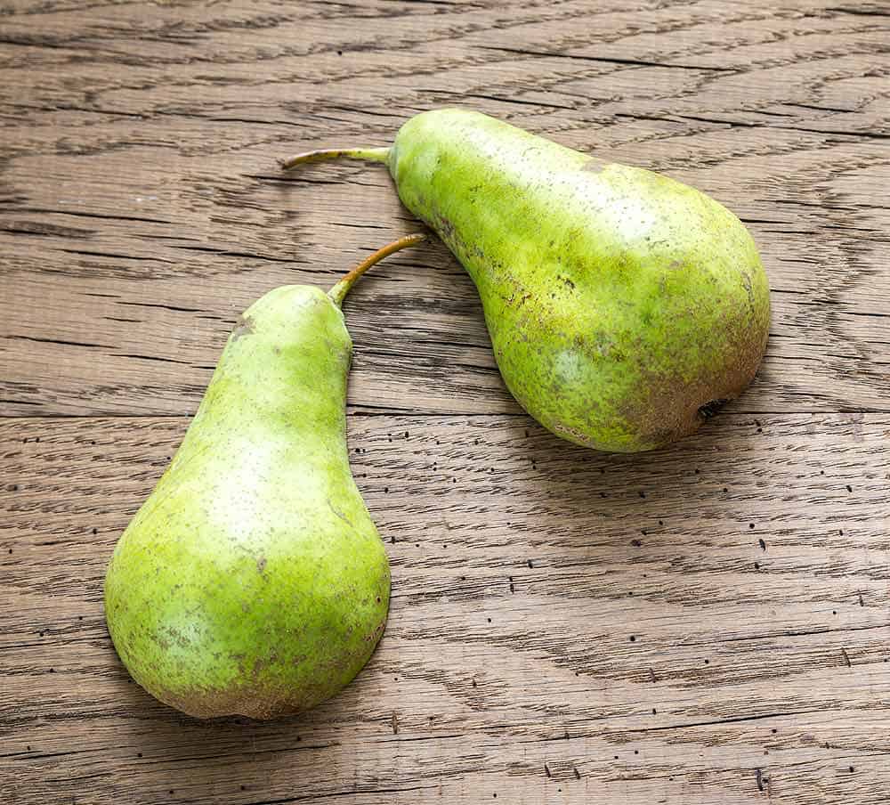 Poire coupée en deux.