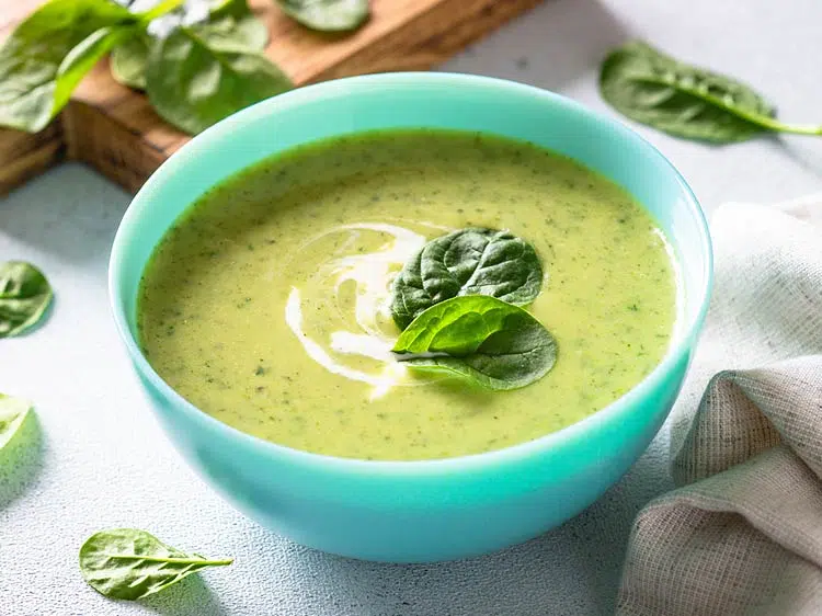 Soupe à la crème d'épinards avec crème