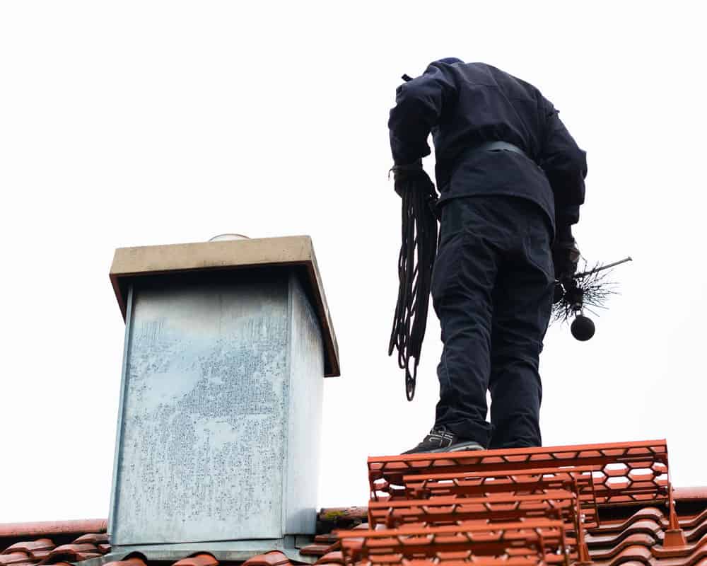 Cheminée en cours de ramonage.