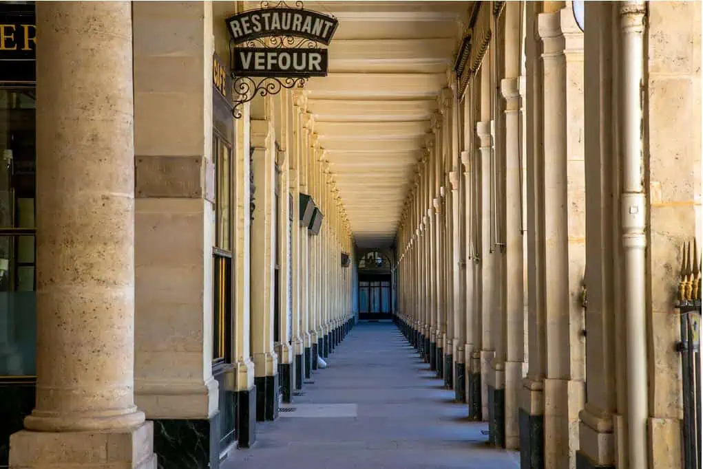 Le Grand Vefour, sous les arcades du Palais-Royal.