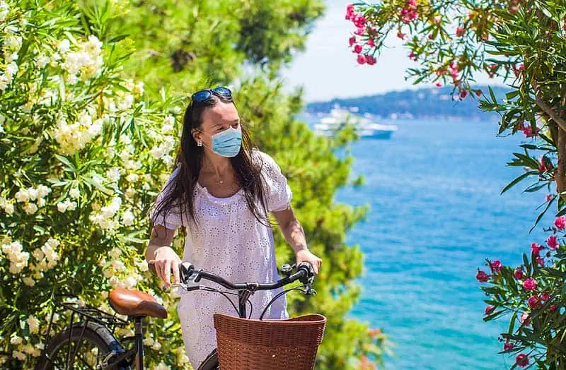 Port du masque en extérieur pour se protéger des allergies.