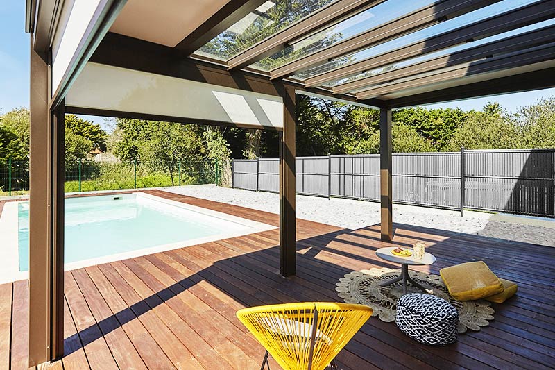 abri de terrasse sur un terrain avec piscine