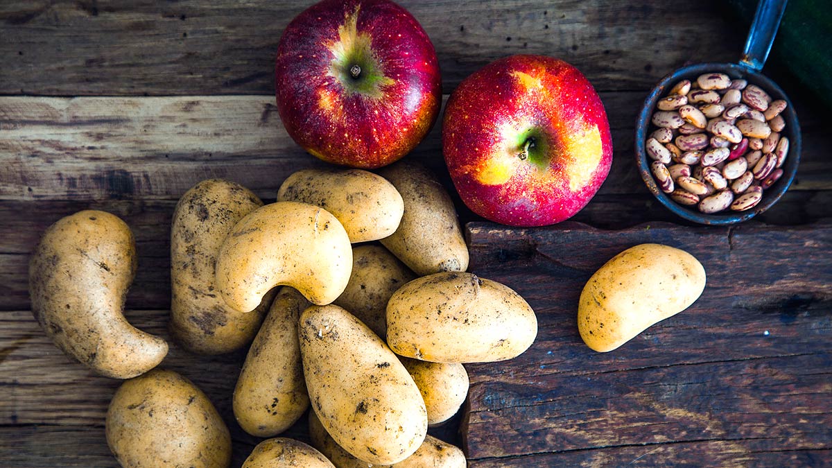 Les pommes de terre avec des pommes en cuisine