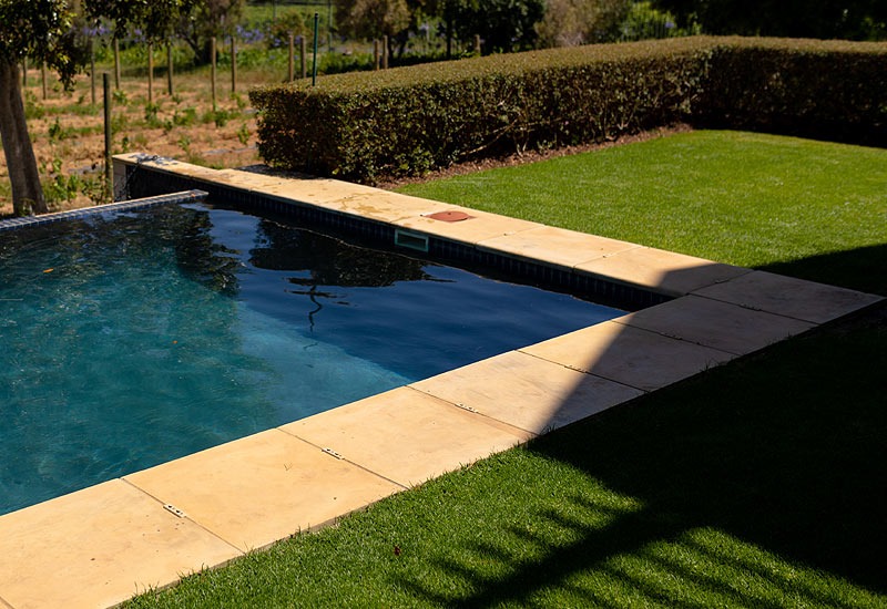 Piscine naturelle avec une eau clair.