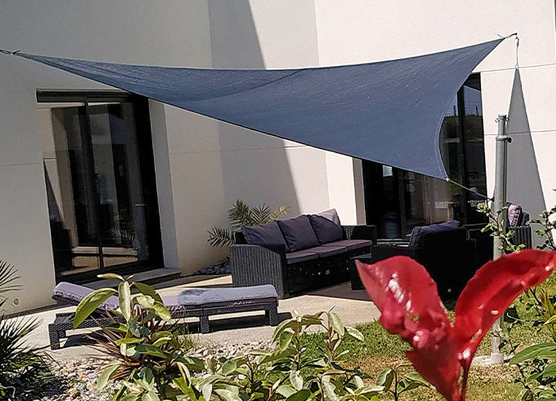 Toile tendue sur une terrasse.