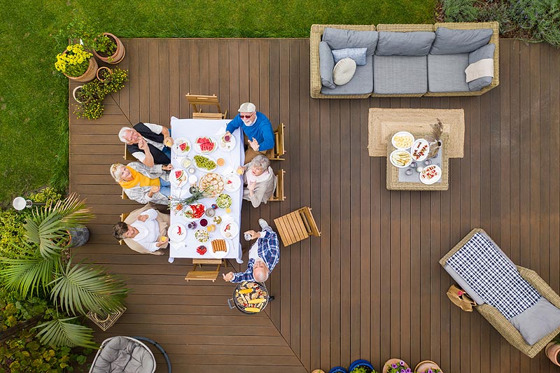 Bien assurée pour profiter sereinement du jardin entre amis.