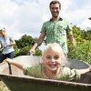Famille heureuse profite du jardin.