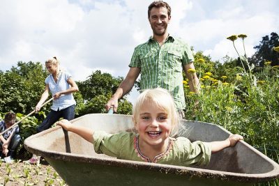 Famille heureuse profite du jardin.