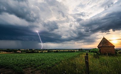 Orage en approche, danger pour le jardin