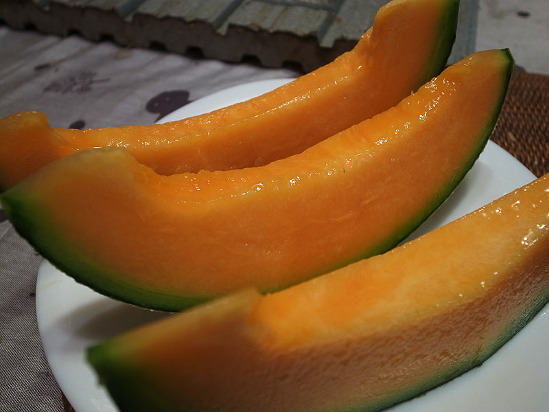 Melon coupé, à table.